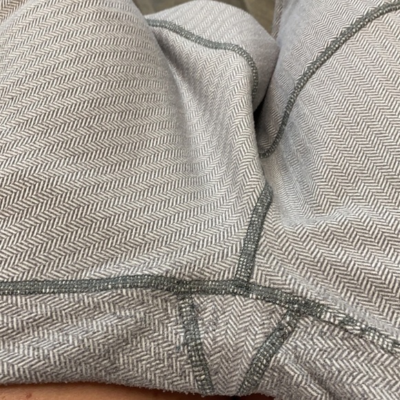Lululemon grey pattern crop pants size 8 - Picture 12 of 12